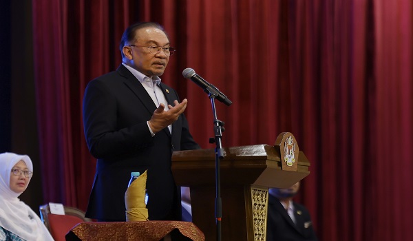 Datuk Seri Anwar Ibrahim berucap pada Perjumpaan Bulanan Perdana Menteri bersama warga Jabatan Perdana Menteri bagi Oktober 2025./BERNAMA